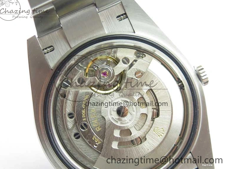 1226 Casual Oyster Perpetual 41mm 124300 EWF Best Edition Red Dial on SS Bracelet A 2856